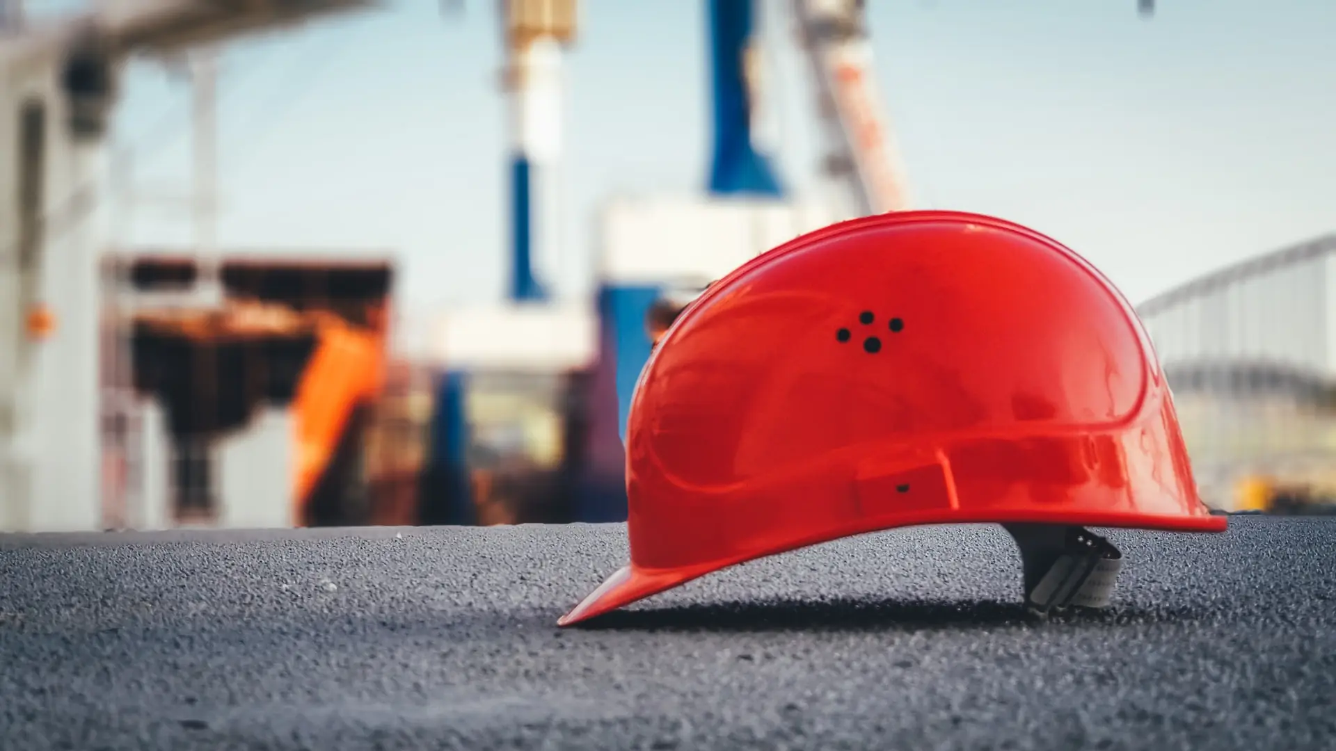 Roter Schutzhelm auf einer Baustelle
