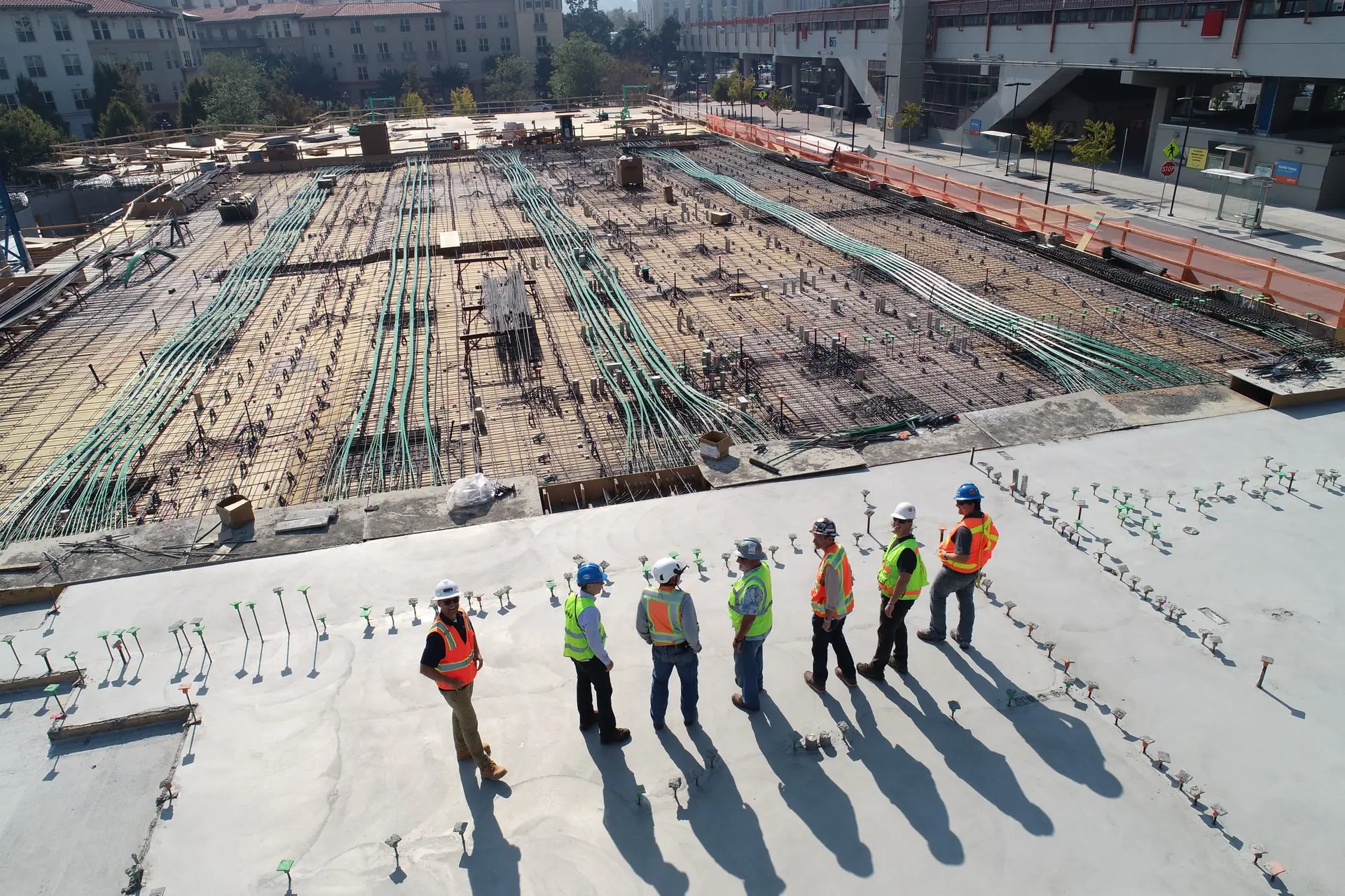 Bauleiter und Arbeiter besprechen sich auf einer Baustelle